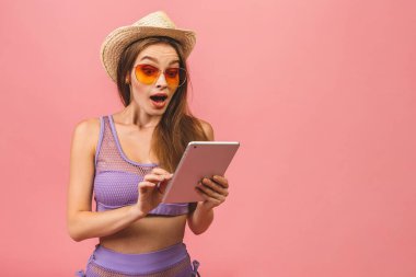 Fotokopi alanı boş olan bir portre. Mayo giymiş oldukça çekici, kendine güvenen bir kadının pembe arka planda tableti var..