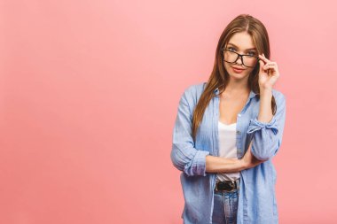 Pembe duvar arkasında yalnız poz veren mutlu genç iş kadını görüntüsü.