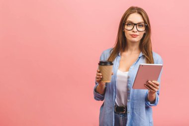 Fotokopi alanı boş, oldukça çekici, modaya uygun bir kadının tabletinin elinde olduğu ve pembe arka planda izole edilmiş kahve içtiği bir yer..
