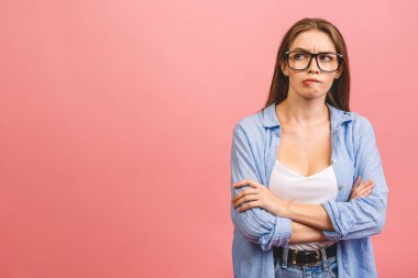 Pembe arka planda izole edilmiş sinirli bir kadının portresi..