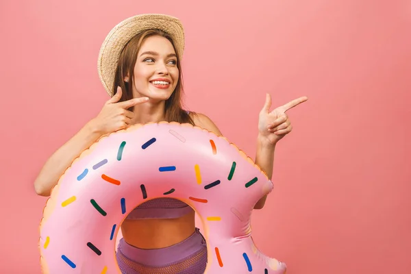 Porträt Einer Glücklichen Jungen Frau Die Badeanzug Springt Und Einen — Stockfoto