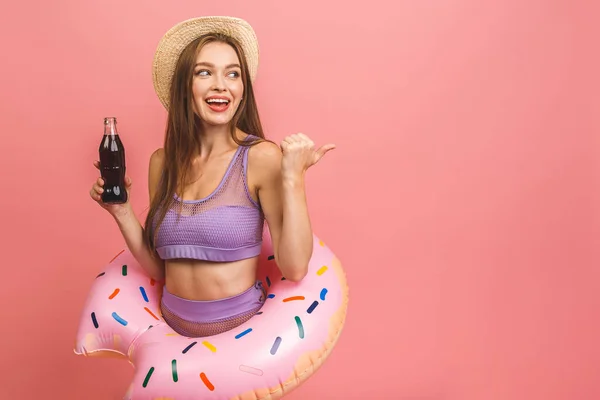 Porträt Einer Glücklichen Frau Badeanzug Mit Aufblasbarem Schwimmring Auf Rosa — Stockfoto