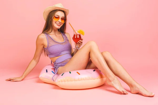 Lächelnde Junge Frau Badeanzug Und Sonnenbrille Auf Rosa Hintergrund Menschen — Stockfoto