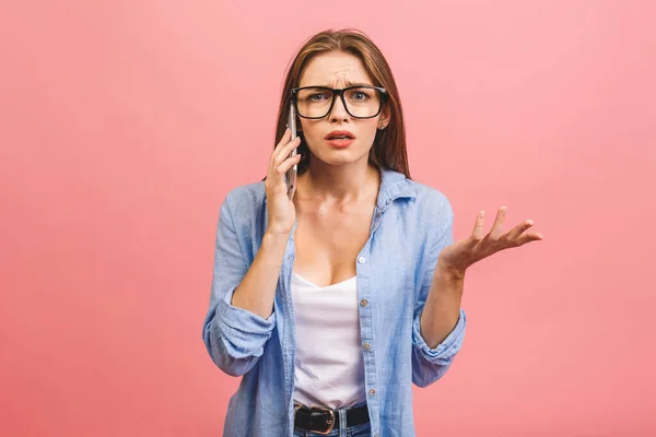 Não Sério Jovem Chocada Usando Telefone Celular Vestindo Casual Isolado — Fotografia de Stock