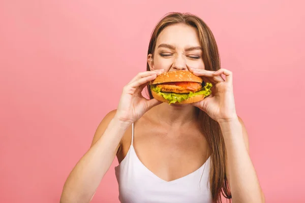 Burger Yiyen Genç Bir Kadının Portresi Pembe Arka Planda Fast — Stok fotoğraf