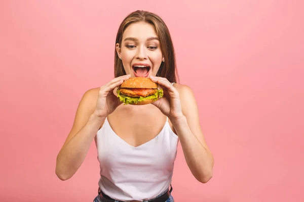 Egy Portré Fiatal Gyönyörű Éhes Nőről Aki Hamburgert Eszik Elszigetelt — Stock Fotó