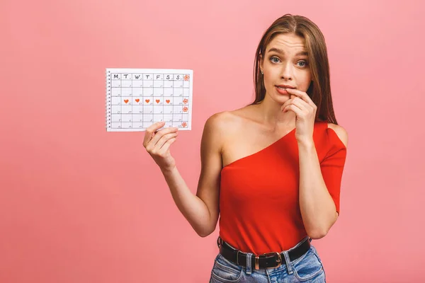 Retrato Uma Menina Engraçada Segurando Calendário Períodos Isolados Sobre Fundo — Fotografia de Stock