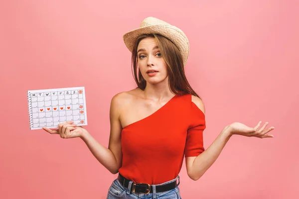 Retrato Uma Menina Engraçada Segurando Calendário Períodos Isolados Sobre Fundo — Fotografia de Stock