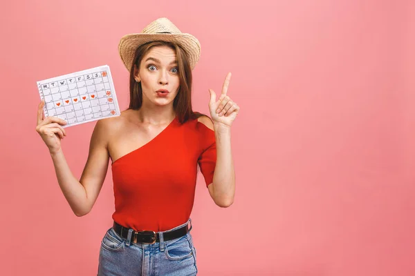 Retrato Uma Menina Engraçada Segurando Calendário Períodos Isolados Sobre Fundo — Fotografia de Stock