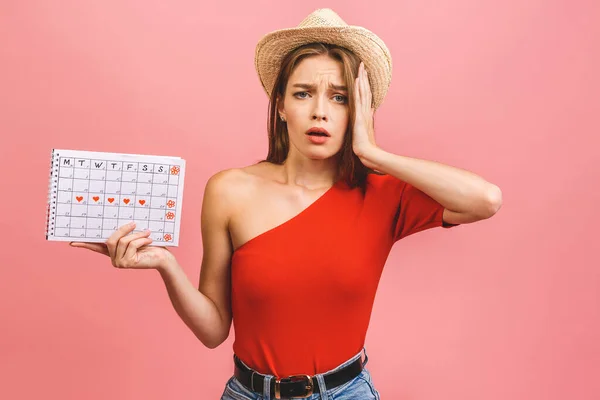 Retrato Uma Menina Engraçada Segurando Calendário Períodos Isolados Sobre Fundo — Fotografia de Stock