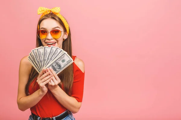 Retrato Una Joven Alegre Sosteniendo Billetes Dinero Celebrando Aislado Sobre — Foto de Stock