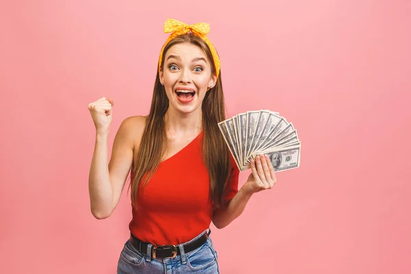 Retrato Una Joven Alegre Sosteniendo Billetes Dinero Celebrando Aislado Sobre — Foto de Stock