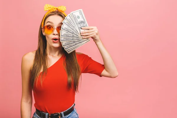 Retrato Una Joven Alegre Sosteniendo Billetes Dinero Celebrando Aislado Sobre — Foto de Stock