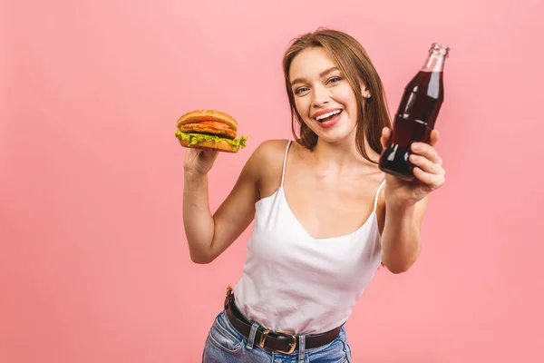 Portret Van Een Jonge Hongerige Vrouw Die Hamburger Eet Geïsoleerd Stockafbeelding