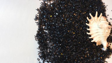 Minimalist yassı düz, büyük kristaller, kabuklar ve kuru ağıllarla Karadeniz tuzundan oluşuyordu. Beyaz bir zemine serpiştirilmiş deniz banyosu tuzu. Doğal malzemelerle el yapımı kozmetik konsepti