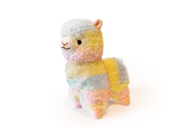 Yumuşak alpaka peluş bebek alpaka oyuncağı. Beyaz arka planda gölge yansıması olan nesne izole edildi. Tatillerde hediye konsepti. Hayvan şeklinde bir oyuncak gibi. Yan Wiew