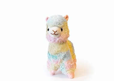 Yumuşak alpaka peluş bebek alpaka oyuncağı beyaz arka planda gölge yansıması ile izole edilmiş. Tatillerde hediye konsepti. Hayvan şeklinde bir oyuncak gibi. Yan Wiew