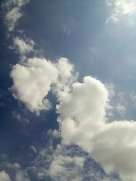 Witte Pluizige Wolken Een Heldere Blauwe Lucht — Stockfoto