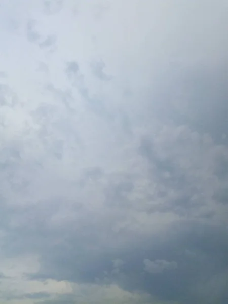 Białe Puszyste Lekkie Chmury Błękitnym Niebie — Zdjęcie stockowe