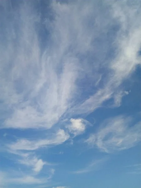 Weiße Flauschige Lichtwolken Blauen Himmel — Stockfoto