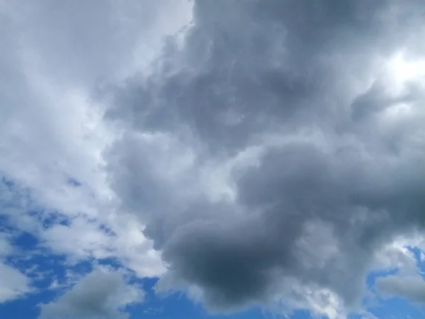 Regnmoln Sommarhimlen — Stockfoto