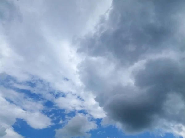 Σύννεφα Βροχής Στον Καλοκαιρινό Ουρανό — Φωτογραφία Αρχείου