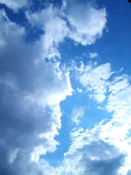 Τοπίο Ξέφωτο Μπλε Ουρανό Άσπρα Σύννεφα — Φωτογραφία Αρχείου