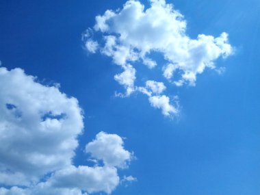 manzara açık mavi gökyüzü beyaz bulutlar