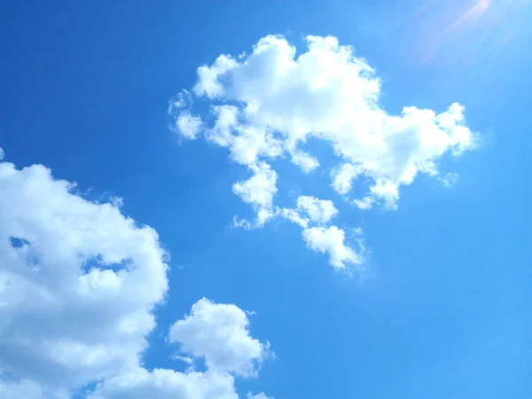 Paisagem Clareira Céu Azul Nuvens Brancas — Fotografia de Stock
