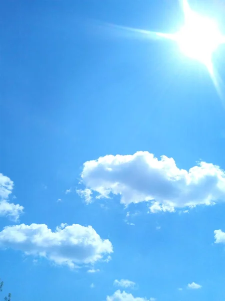 Paisagem Clareira Céu Azul Nuvens Brancas — Fotografia de Stock