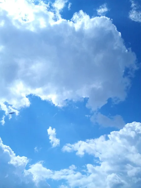 雲の形をした大気中の未確認飛行物体は — ストック写真