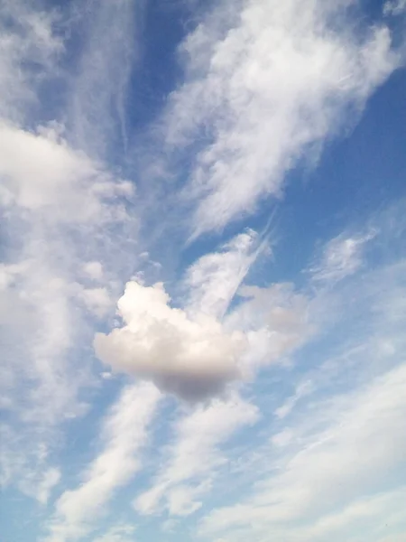 間欠泉の谷の雲の風景 — ストック写真