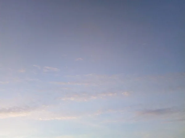 Σύννεφα Στον Γαλάζιο Ουρανό Μια Ηλιόλουστη Καλοκαιρινή Μέρα — Φωτογραφία Αρχείου