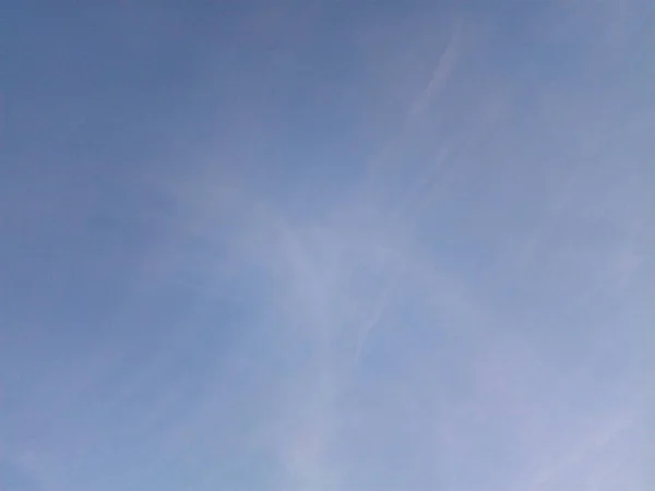 Awan Langit Biru Pada Hari Musim Panas Yang Cerah — Stok Foto