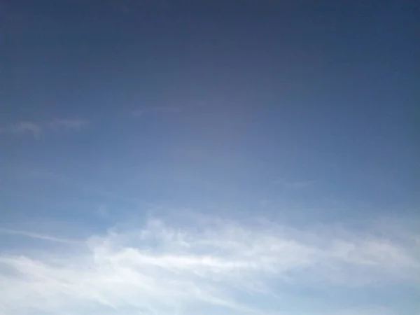 Σύννεφα Στον Γαλάζιο Ουρανό Μια Ηλιόλουστη Καλοκαιρινή Μέρα — Φωτογραφία Αρχείου