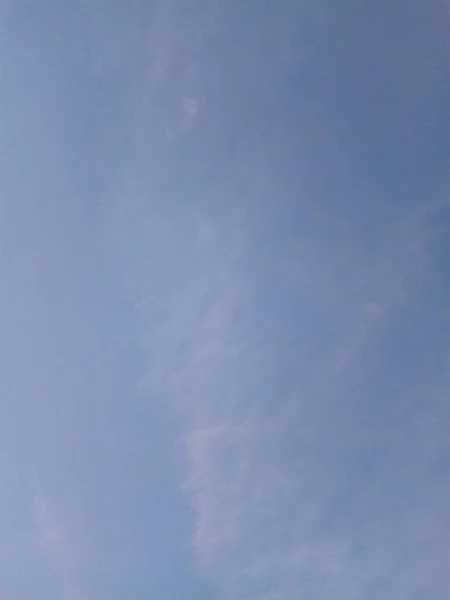 Güneşli bir yaz gününde mavi gökyüzünde bulutlar