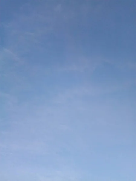Felhők Kék Égen Egy Napos Nyári Napon — Stock Fotó