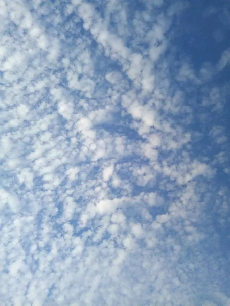 晴れた夏の日には青空に雲が — ストック写真