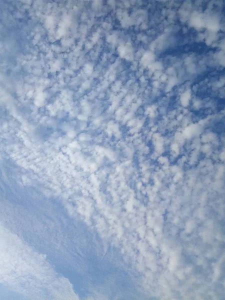 Хмари Блакитному Небі Сонячний Літній День — стокове фото