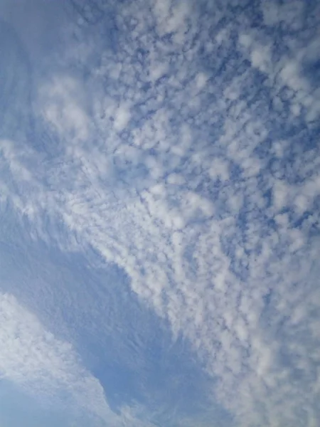 Nuages Dans Ciel Bleu Par Une Journée Été Ensoleillée — Photo