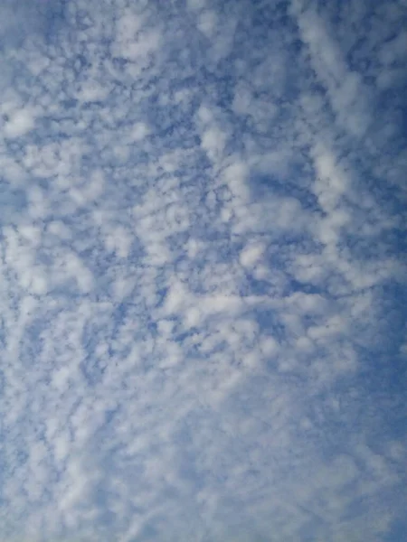 Chmury Błękitnym Niebie Słoneczny Letni Dzień — Zdjęcie stockowe