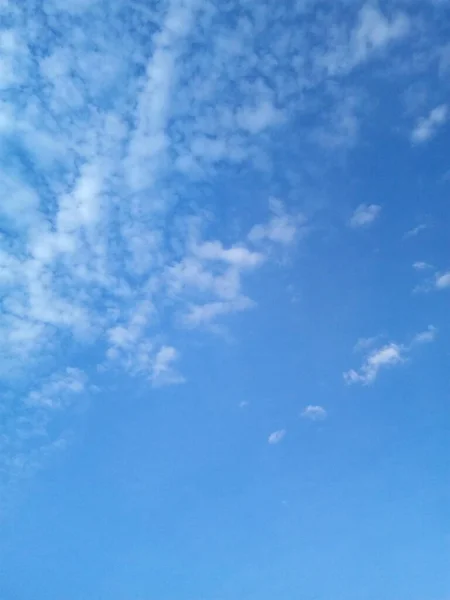 Awan Langit Biru Pada Hari Musim Panas Yang Cerah — Stok Foto
