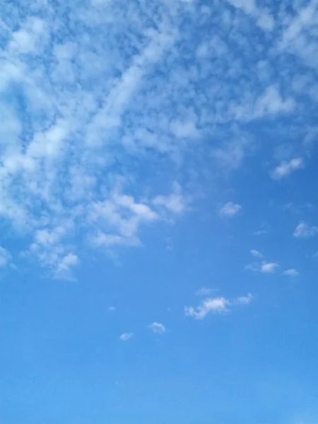 Nuages Dans Ciel Bleu Par Une Journée Été Ensoleillée — Photo