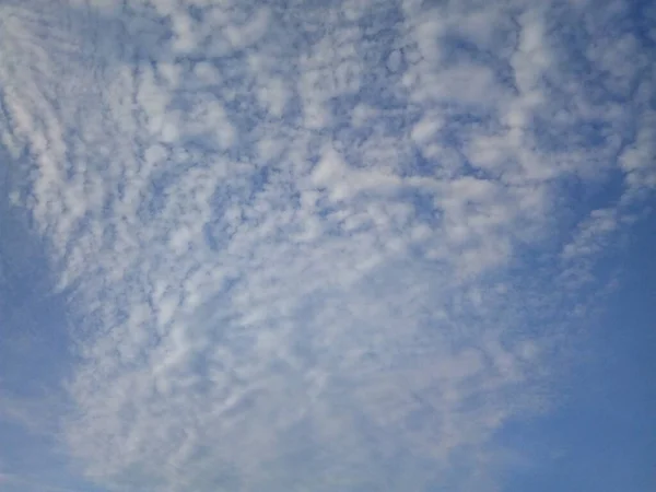 Nuages Dans Ciel Bleu Par Une Journée Été Ensoleillée — Photo