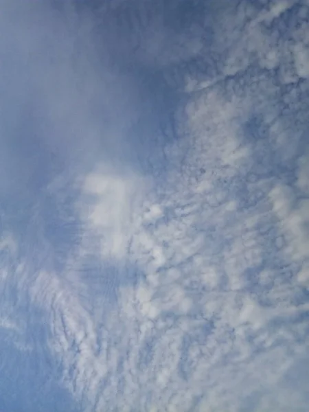 Awan Langit Biru Pada Hari Musim Panas Yang Cerah — Stok Foto