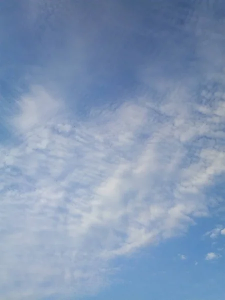 Nuvole Nel Cielo Blu Una Giornata Estiva Soleggiata — Foto Stock