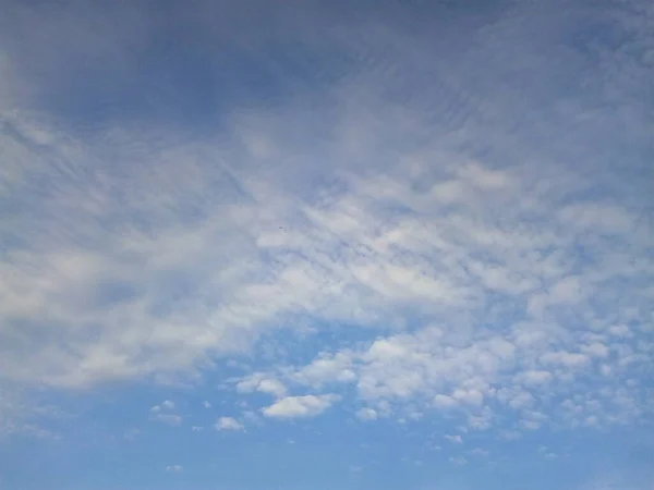 Awan Langit Biru Pada Hari Musim Panas Yang Cerah — Stok Foto