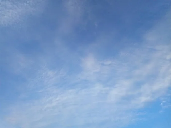 Awan Langit Biru Pada Hari Musim Panas Yang Cerah — Stok Foto