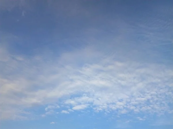 Wolken Blauen Himmel Einem Sonnigen Sommertag — Stockfoto