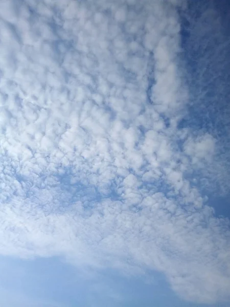 Nuages Dans Ciel Bleu Par Une Journée Été Ensoleillée — Photo